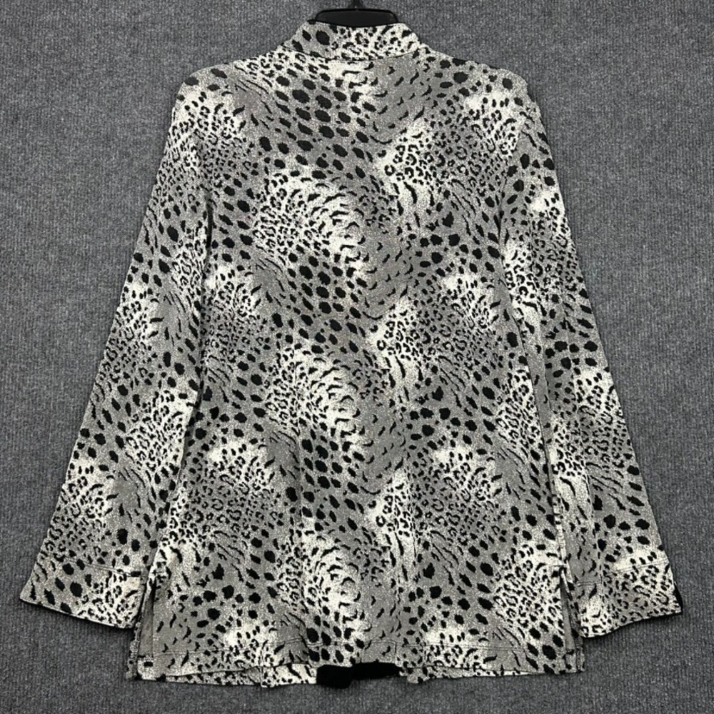 Chico's Travelers Animal Print Top LS Button Front Black Silver Gray Size 2 - Picture 5 of 12